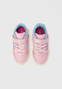 Tênis cor-de-rosa com parte superior em malha, detalhes azuis e solas brancas. Apresenta fecho com atacadores e uma tira de velcro para ajuste seguro.