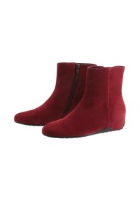 Røde suede ankelstøvler med en buet kilehælfod og sidelukning, der har en glat tekstur og et stilrent design.
