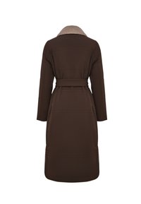 Brun polstret frakk med bælte i taljen, der har en blød faux fur krave, lange ærmer og vertikale syninger. Bagudsigt.