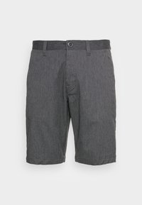 Shorts gris texturé avec une coupe plate, passants de ceinture et une fermeture à bouton unique. Comprend des poches latérales et des ourlets repliés.