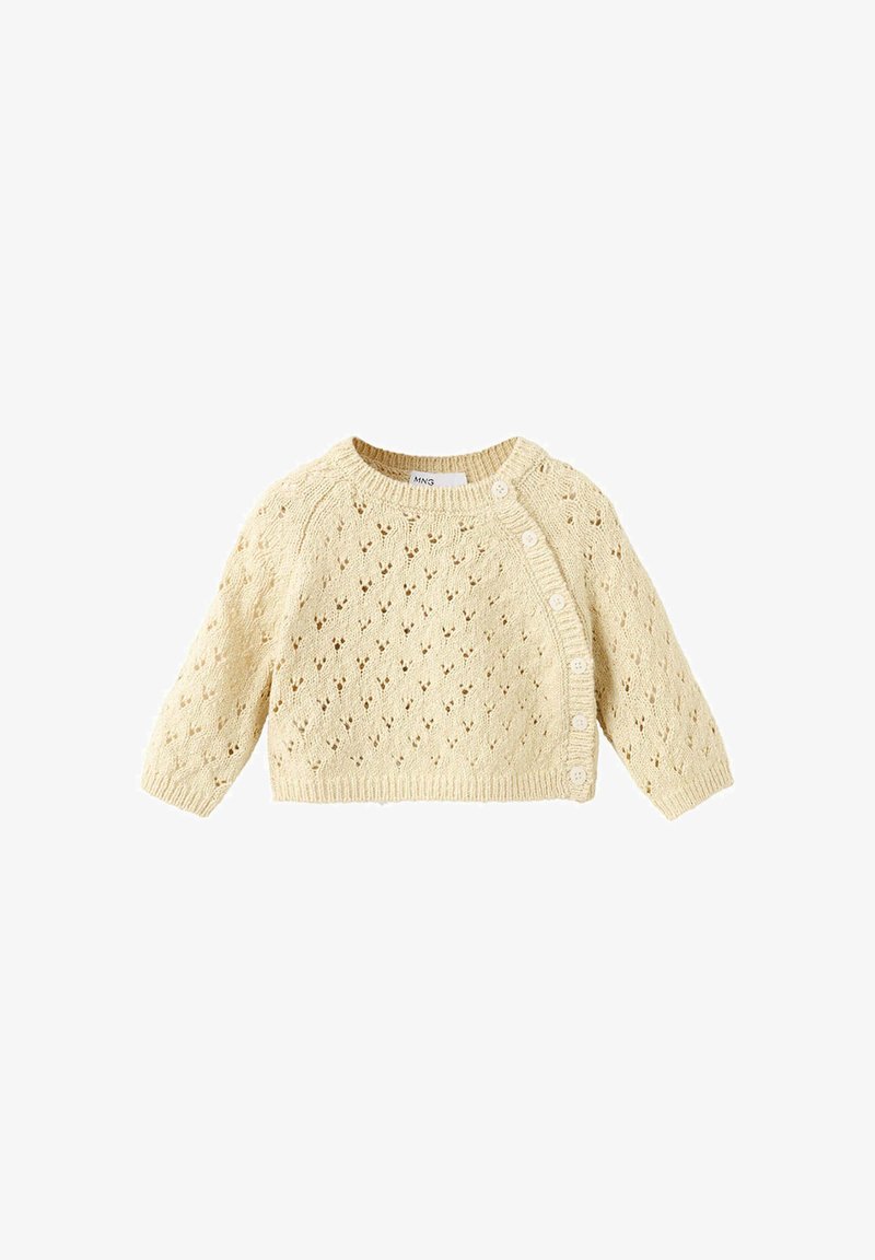 Pull bébé tricoté de couleur crème avec manches longues, petit motif ajouré et boutons sur une épaule et le côté.