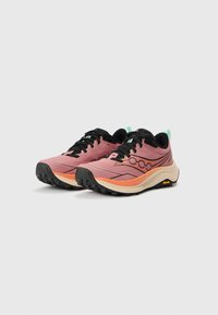 Buty do biegania terenowego w kolorze różowym z czarnymi akcentami, o teksturowanej cholewce i lekkiej konstrukcji. Posiadają amortyzowaną podeszwę z logo Vibram.