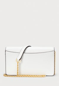 Borsa a tracolla bianca in pelle con una tracolla in catena dorata, dettagli neri lungo i bordi e un design rettangolare elegante.
