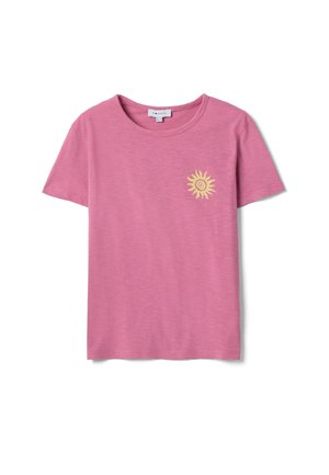 T-shirt en coton rose à manches courtes avec encolure ronde et petit motif de soleil jaune sur le côté gauche de la poitrine.