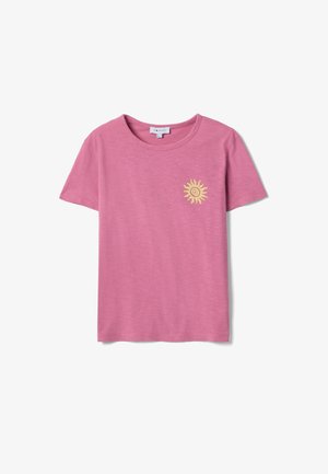T-shirt en coton rose à manches courtes avec encolure ronde et petit motif de soleil jaune sur le côté gauche de la poitrine.