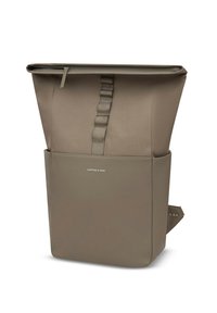 Beige Rucksack mit Rollverschluss, aus strapazierfähigem Stoff gefertigt. Verfügt über eine Vorderentasche und ein Markenlogo auf der unteren Vorderseite.