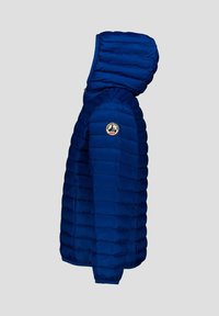 Blauwe gewatteerde jas met capuchon, met horizontale doorgestikte lijnen en een logopatch op de mouw. Gladde, glanzende stoffen textuur.