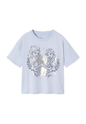 Hellviolettes kurzärmliges Hemd mit schwarzer Linienzeichnung von zwei Mädchen, die sich an den Händen halten, eingebettet in ein silbernes Herz, umgeben von Blumen- und Herzmotiven.