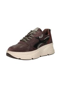 Sneaker met een bordeaux suède bovenkant, meshpanelen, metalen accenten, dikke witte zool en textuurlussen in grijs met een slangpatroon.