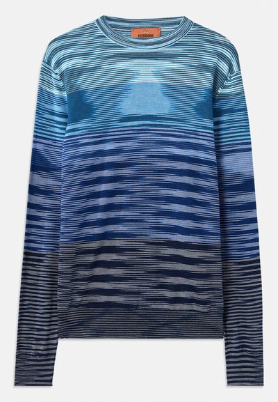 Zils svītrots džemperis ar garām piedurknēm, apaļu kakla izgriezumu un dažādām zilu nokrāsām, ar teksturētu adījuma rakstu visā virsmā.