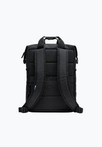 Zaino nero imbottito con spallacci regolabili, doppio manico e finitura testurizzata, con un piccolo accento colorato vicino alla base.