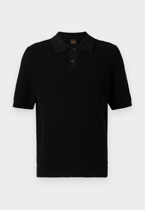 Crna kratka majica polo s rebrastom teksturom, s tri gumba i klasičnom ovratnikom. Ima BOSS brendiranje u narančastoj boji.