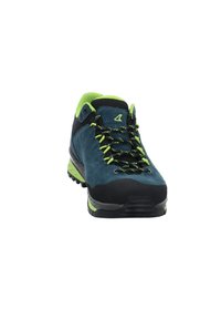 Scarpe da trekking da uomo con tomaia in suede verde scuro, dettagli neri, lacci verdi e suola in gomma texturizzata per una maggiore aderenza.