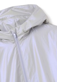 Helle graue Jacke mit einer glatten, glänzenden Textur, Kapuze und einem Reißverschluss vorne. Das Design ist minimalistisch mit klaren Linien und ohne sichtbare Muster.