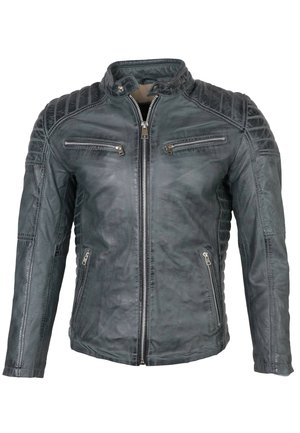 Schwarze Lederjacke, strukturierte Oberfläche, Stehkragen, gesteppte Schulterakzente, zwei vordere Reißverschlüsse und zentraler Reißverschlussverschluss.