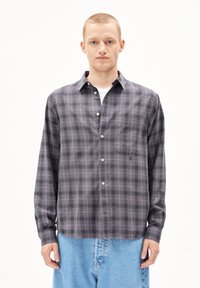Grijs geruit overhemd met een relaxed fit, lange mouwen en een borstzak. De stof lijkt zacht met een subtiel ruitpatroon.