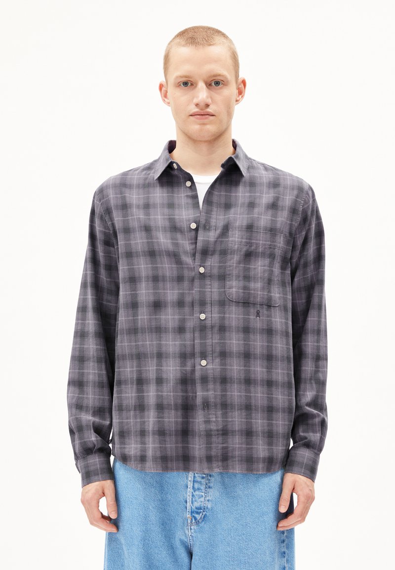 Grijs geruit overhemd met een relaxed fit, lange mouwen en een borstzak. De stof lijkt zacht met een subtiel ruitpatroon.