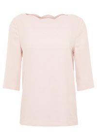 Ljusrosa topp med rundad halsringning och vågdetalj, med trekvartsärmar och en mjuk, len textur.