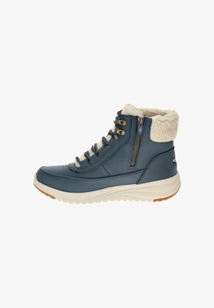 Blauwe leren enkellaars met een zachte creme fleece kraag, vetersluiting aan de voorkant, zijrits en een witte rubberen zool met een gestructureerde grip.
