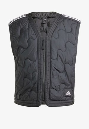 Zwarte gewatteerde gilet met een ritssluiting aan de voorkant en een drukknoopsluiting. Kenmerken zijn witte strepen op de schouders en een Adidas-logo rechtsonder.