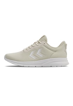 Hellbeiger Mesh-Athletikschuh mit weißem Chevron-Logo, Schnürung vorne, gepolstertem Kragen und weißer, gepolsterter Sohle, Seitenansicht.