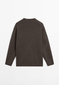 Tmavě hnědý pletený svetr s dlouhým rukávem a kulatým výstřihem, zobrazený zezadu na bílém pozadí.