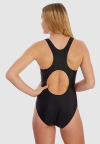 Zwart badpak met een racerback ontwerp en een ronde uitsnijding op de onderrug, gemaakt van glad en rekbaar materiaal.