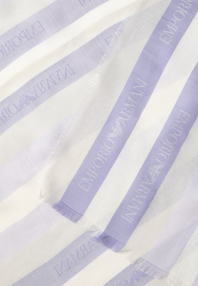 Ύφασμα με ρίγες σε ανοιχτό μωβ και λευκό χρώμα, με ξεφτισμένες άκρες, στο οποίο επαναλαμβάνεται το κείμενο «Emporio Armani» κατά μήκος των μωβ ριγών.