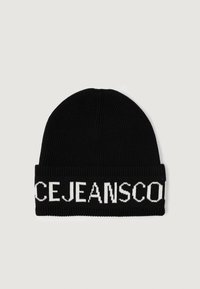Gorros de malha pretos com um punho virado para cima, apresentando letras brancas. A textura é canelada, com um ajuste justo e sem padrões adicionais.