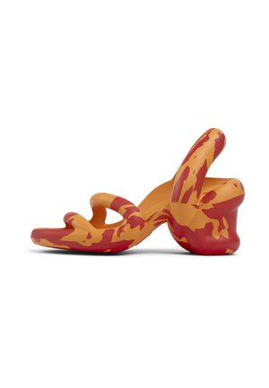 Sandal multicolore con un design ondulato, caratterizzato da tonalità di arancione e rosso, realizzata in materiale morbido e con una forma di tacco curva unica.