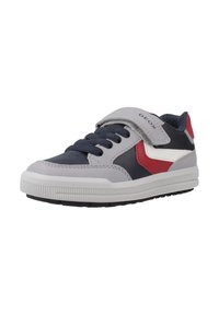 Zapatilla baja infantil con paneles en navy, gris, rojo y blanco, que presenta cordones y una correa de gancho y bucle gris etiquetada "GEOX."