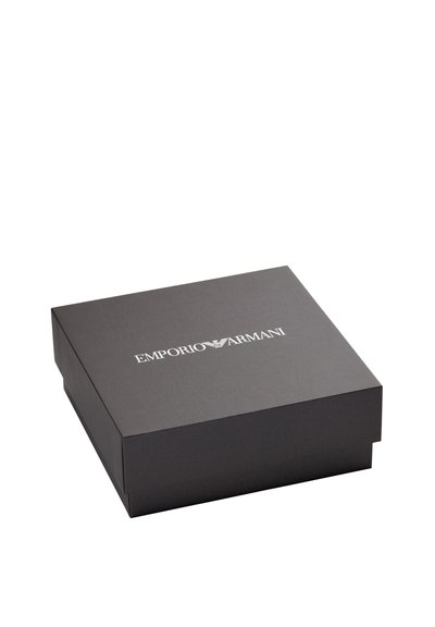 Črna kartonska škatla z zložljivim pokrovom, na vrhu je bel napis "EMPORIO ARMANI", čist in minimalističen dizajn.