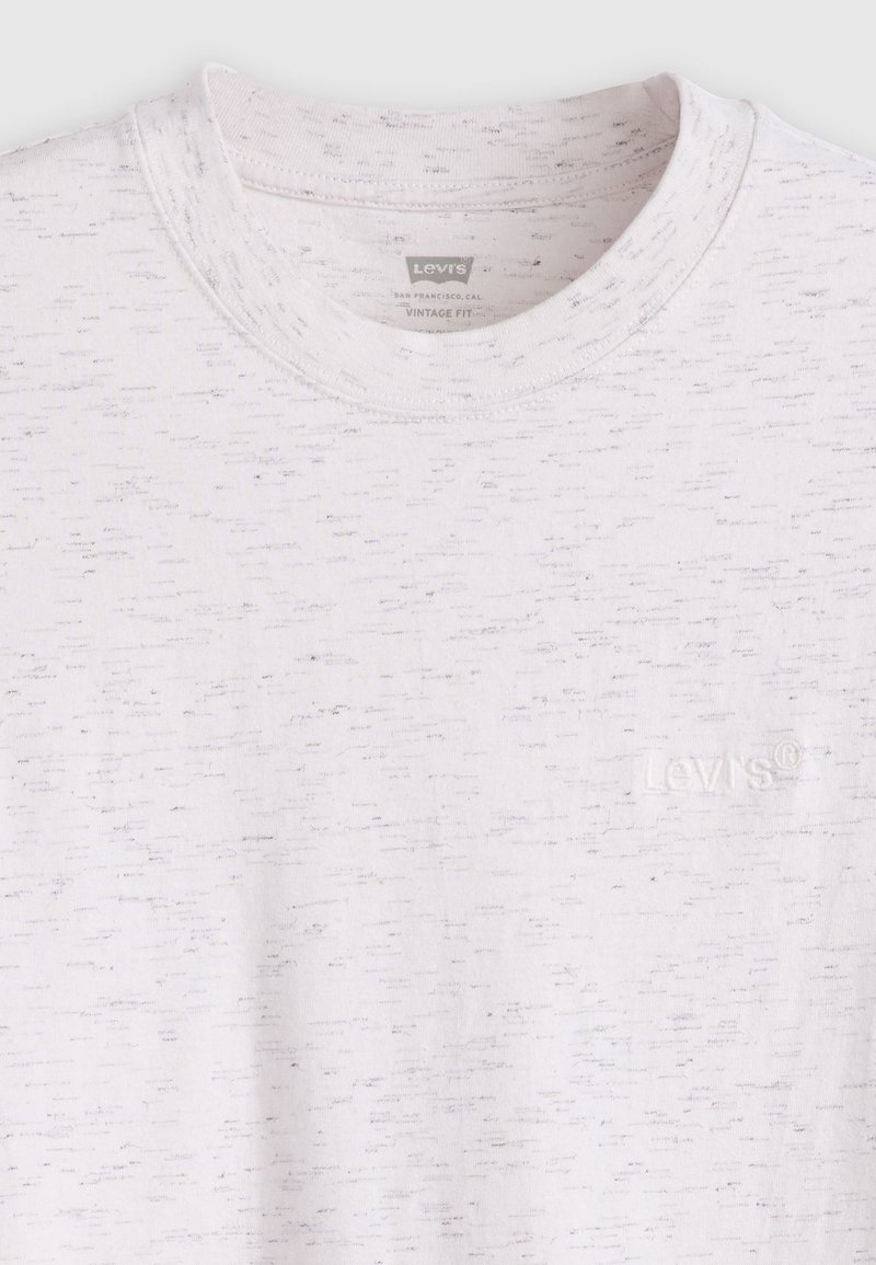 Weißes Baumwoll-T-Shirt mit strukturiertem Finish, mit Rundhalsausschnitt und kleinem, eingeprägtem Levi's-Logo auf der Brust.
