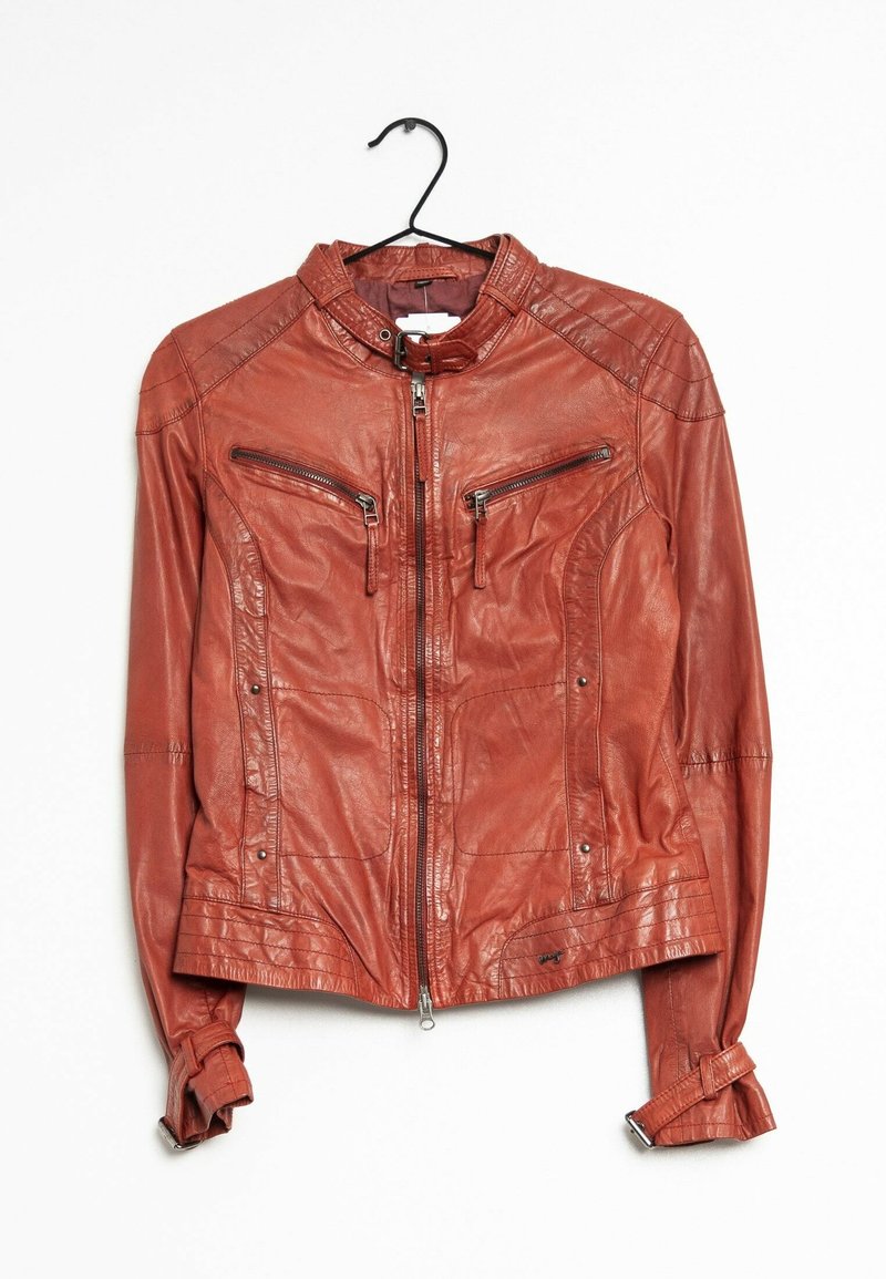 Giacca in pelle rossa con colletto alto, due tasche sul petto con zip e polsini con bottone. Tessuto liscio con cuciture dettagliate e forma aderente.