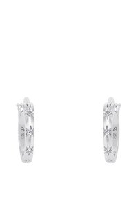 Orecchini a cerchio in argento con motivi di stelle incisi, ciascuna stella impiegata con un piccolo cristallo trasparente, esposti su uno sfondo bianco.