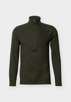 Πουλόβερ μακριάς μανίκας από σκούρο πράσινο πλεκτό ύφασμα βάφλ με φερμουάρ στα τέσσερα και όρθιο γιακά, σχεδιασμένο για μόνωση και καθημερινή χρήση.