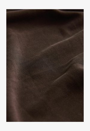 Ciemnobrązowy materiał o drobnej, teksturowanej strukturze, z subtelnymi zagnieceniami i cieniami, co wskazuje na miękki i elastyczny materiał.
