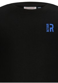 Czarna bawełniana koszulka z okrągłym dekoltem i małym niebieskim logo "RETLOUR R" na piersi. Gładka tekstura, krótkie rękawy.