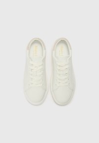Baskets blanches en cuir lisse et avec des accents en sueur, présentant un bout rond, des lacets plats et un logo subtil imprimé sur la semelle intérieure.