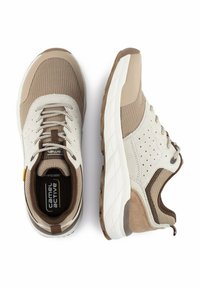 Sneaker a rete beige e marrone con eleganti dettagli in suede, particolari perforati e suola in gomma bianca. Presenta lacci rotondi e occhielli.
