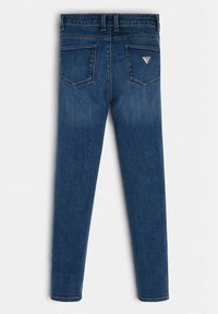 Slim fit blå jeans i denim. Har fem fickor och en liten metalllogo på baksidan av fickan. Standard midjeband och nederkant.