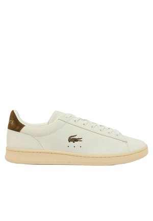 Weißer Low-Top-Sneaker mit beiger Sohle, braunem Fersenakzent und grünem Krokodillogo an der Seite. Schnürdesign mit glattem Lederobermaterial.