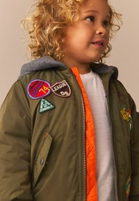 Next BADGED WITH HOOD - REGULAR FIT - Vinterjacka - khaki green