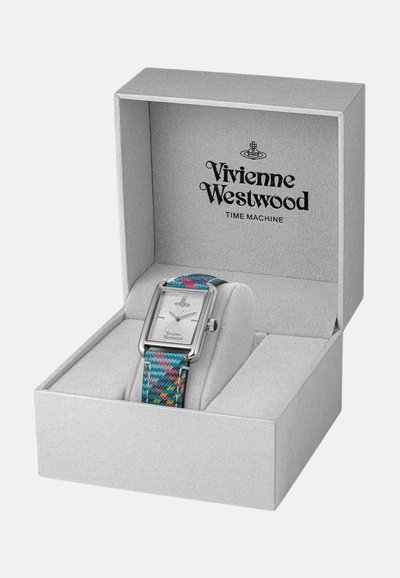 Montre Vivienne Westwood avec cadran rectangulaire en argent, bracelet en tissu multicolore à motifs, présentée dans une boîte grise avec le logo de la marque.