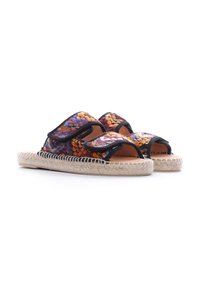 Zoccoli espadrille colorati con tomaia intrecciata in viola, arancione e nero. Presentano una punta arrotondata e una suola in juta intrecciata. Inclusi cinturini in velcro.