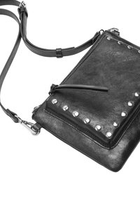 Czarna skórzana torba na ramię z ciekawymi srebrnymi ćwiekami na przodzie, zapięcie na zamek błyskawiczny oraz regulowanym paskiem. Gładka tekstura w kompaktowym prostokątnym kształcie.