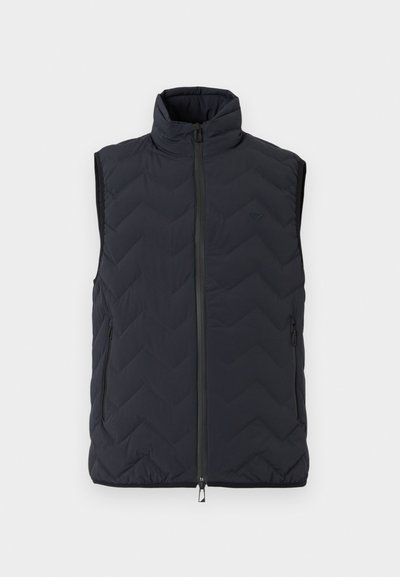 Μαύρο αμάνικο γιλέκο με επένδυση, ψηλό γιακά, μπροστινό φερμουάρ, τσέπες με φερμουάρ στο πλάι και διακριτικό ανάγλυφο λογότυπο στο αριστερό στήθος.