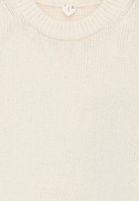 Gestrickter Pullover in Off-White, mit einem gerippten Kragen und strukturiertem Stoff. Das Design ist schlicht, ohne sichtbare Muster oder Hardware.