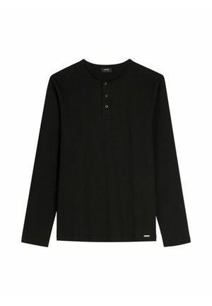 Czarna koszula z długim rękawem wykonana z miękkiego materiału, z okrągłym dekoltem, zapinana na trzy guziki, z małym metalowym logo u dołu.