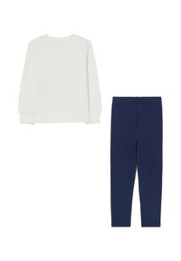 Witte sweatshirt met een ronde hals en raglanmouwen, gecombineerd met marineblauwe leggings, beide gemaakt van zachte katoenstof.